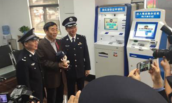 深圳市副市長徐文海一行考察身份證自助辦證設(shè)備